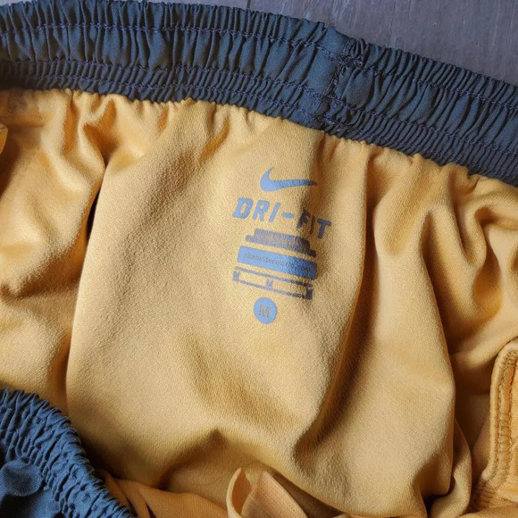 Nike Women's Tempo Running Shorts Size Medium - Picture 4 of 11